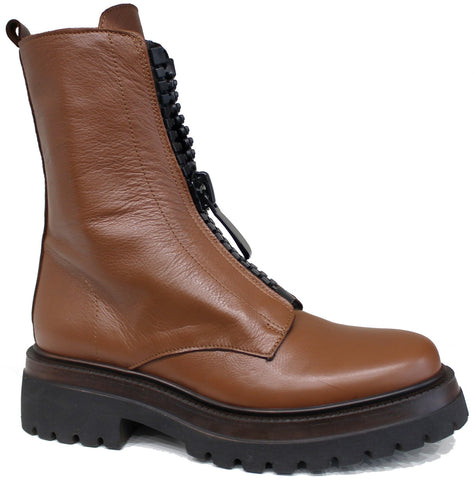 scarpe donna tendenza stivaletto con cerniera anfibio crown elegante sportivo articolo 47 new zip gigante in vera pelle marrone caramello con cerniera centrale scura tipo bottega veneta suola carrarmato alta calzature artigianali 100% made in italy online negozio a civitanova marche collezione moda autunno inverno spedizione in tutta italia e pagamento alla consegna