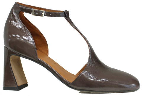 scarpe donna decoltè tendenza punta quadrata con cinturino sul collo a forma di T tacco medio alto largo comodo elegante calzaturificio angel alarcon articolo 23594 in vera pelle vernice lucida grigio elefante molto morbida 100% made in italy scarpe con negozio a civitanova marche collezione moda calzature artigianali made in italy scarpe online pagamento alla consegna