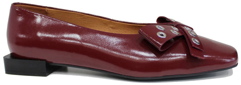 scarpe donna di tendenza ballerine bordò lucide eleganti a punta quadrata in vera pelle con fiocco e occhielli metallici argento marchio angel alarcon 25504 stile casual per ufficio con suola bassa flessibile e tacco quadrato calzature artigianali online comode con negozio a civitanova marche collezione moda spedizioni in tutta Italia pagamento alla consegna