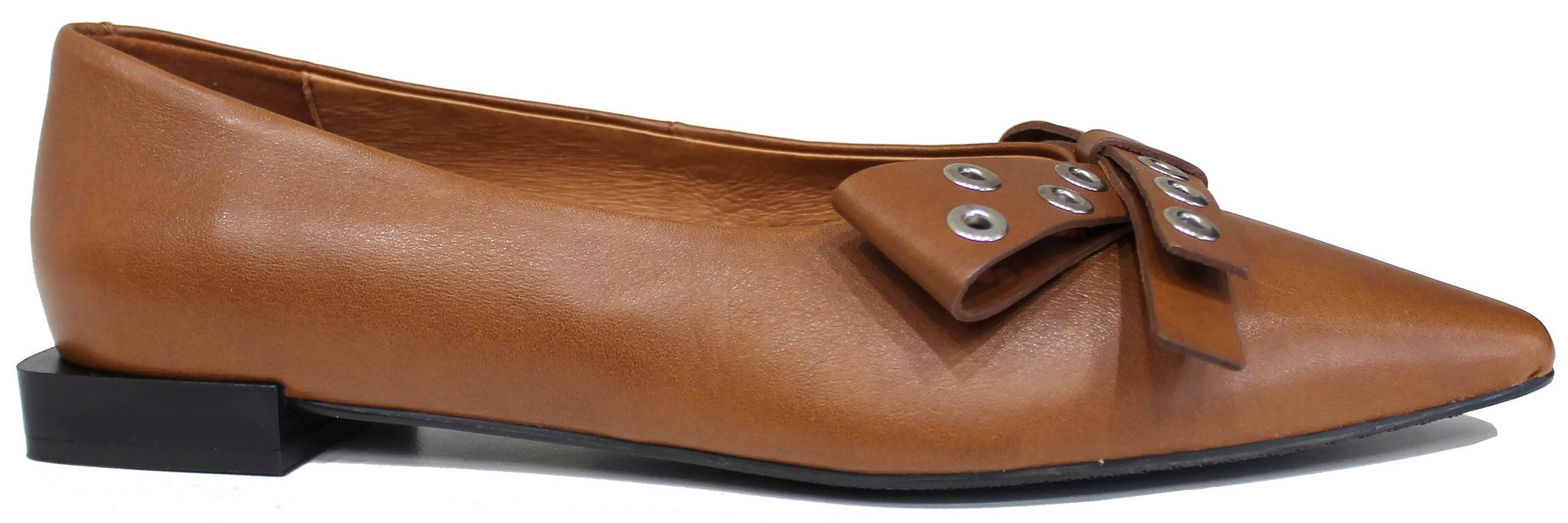 scarpe donna di tendenza ballerine cuoio marroncine eleganti a punta in vera pelle con fiocco e occhielli metallici argento marchio angel alarcon 25512 stile casual per ufficio con suola bassa flessibile e tacco quadrato calzature artigianali online comode con negozio a civitanova marche collezione moda spedizioni in tutta Italia pagamento alla consegna