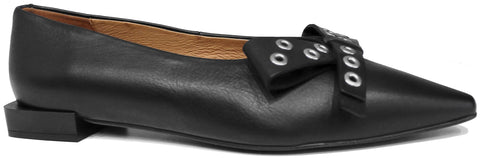 scarpe donna di tendenza ballerine nere eleganti a punta in vera pelle con fiocco e occhielli metallici argento marchio angel alarcon 25512 stile casual per ufficio con suola bassa flessibile e tacco quadrato calzature artigianali online comode con negozio a civitanova marche collezione moda spedizioni in tutta Italia pagamento alla consegna