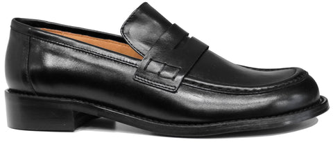 scarpe donna di tendenza mocassini eleganti neri lucidi stile college con punta grande rotonda effetto vintage retrò in vera pelle marchio angel alarcon 25611 stile casual per ufficio con tacco basso e suola flessibile calzature artigianali online comode con negozio a civitanova marche collezione moda spedizioni in tutta Italia pagamento alla consegna