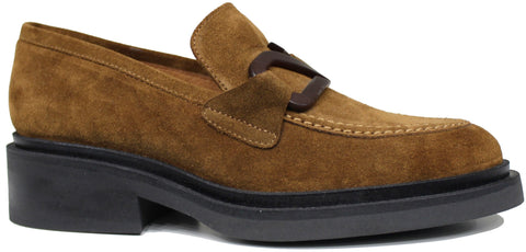 scarpe donna tendenza mocassino elegante sportivo accessoriato angel alarcon articolo 24592 in vera pelle camoscio mogano marrone chiaro con suola molto leggera calzature artigianali online moda con negozio a civitanova marche spedizioni in tutta Italia e pagamento alla consegna