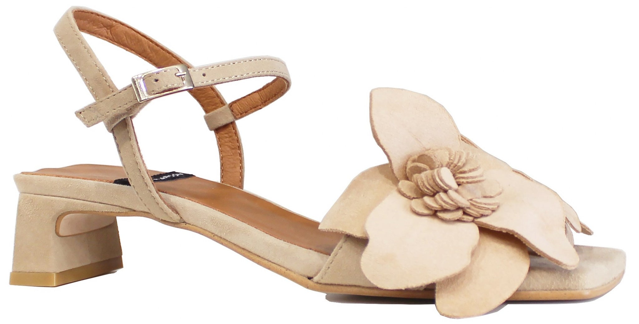 scarpe donna di tendenza sandali con fiore comodi in vera pelle camoscio beige con tacco medio basso largo e fibbia alla caviglia sul cinturino articolo angel alarcon 25084 calzature artigianali online con negozio a civitanova marche collezione moda spedizioni in tutta Italia pagamento alla consegna