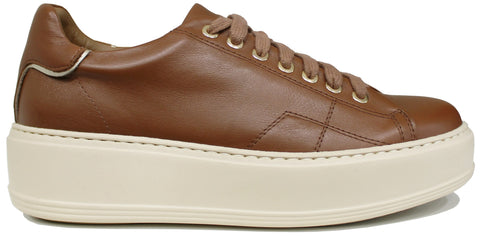 scarpe donna di tendenza sneaker eleganti sportive cuoio marroncine in vera pelle con suola beige leggera alta e rialzata marchio crown new marina tpc stile casual con dettagli oro e punta rotonda calzature artigianali online 100% made in italy comode con negozio a civitanova marche collezione moda spedizioni in tutta Italia pagamento alla consegna
