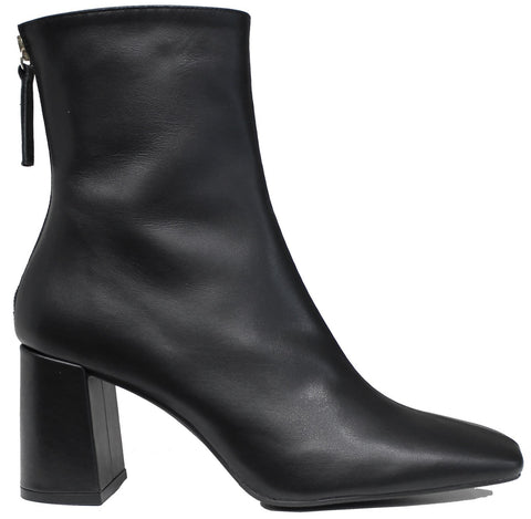 scarpe tendenza donna tronchetti stivaletti eleganti con tacco medio alto e punta quadrata cerniera posteriore marchio angel alarcon articolo 24558 in vera pelle nera calzature artigianali moda online con negozio a civitanova marche spedizioni in tutta italia pagamento alla consegna