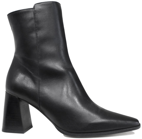 scarpe tendenza donna tronchetti stivaletti eleganti con tacco medio alto e punta quadrata cerniera laterale marchio angel alarcon articolo 24566 in vera pelle nera calzature artigianali moda online con negozio a civitanova marche spedizioni in tutta Italia pagamento alla consegna