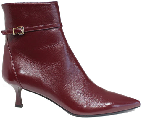 scarpe tendenza donna tronchetti a punta con tacchi bassi comodi a rocchetto in vera pelle lucida vernice rosso bordò e cinturino con fibbia dorata e cerniera laterale articolo Gianmarco F. A032 calzature artigianali 100% Made in Italy online con negozio a civitanova marche moda autunno inverno spedizioni in tutta Italia con pagamento alla consegna 