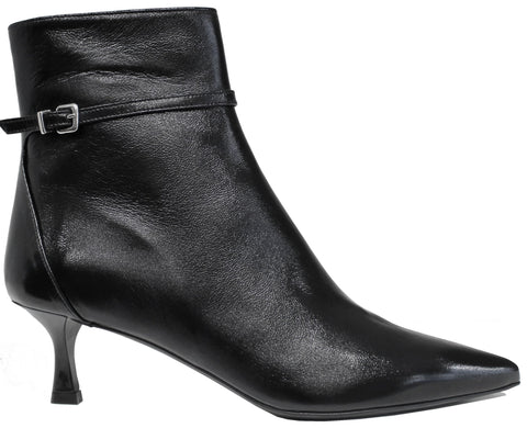 scarpe tendenza donna tronchetti a punta con tacchi bassi comodi a rocchetto in vera pelle lucida vernice nera e cinturino con fibbia argentata e cerniera laterale articolo Gianmarco F. A032 calzature artigianali 100% Made in Italy online con negozio a civitanova marche moda autunno inverno spedizioni in tutta Italia con pagamento alla consegna 