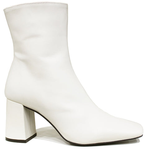 scarpe donna di tendenza tronchetti bianchi panna a punta quadrata in vera pelle marchio angel alarcon 25576 prette stivaletti eleganti con tacco medio largo e comodo e cerniera laterale calzature artigianali online con negozio a civitanova marche collezione moda spedizioni in tutta Italia pagamento alla consegna