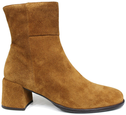 scarpe donna di tendenza tronchetti cuoio marroncini in camoscio a punta rotonda in vera pelle marchio angel alarcon 25567 mogano stivaletti eleganti con tacco medio largo e comodo e cerniera laterale calzature artigianali online con negozio a civitanova marche collezione moda spedizioni in tutta Italia pagamento alla consegna