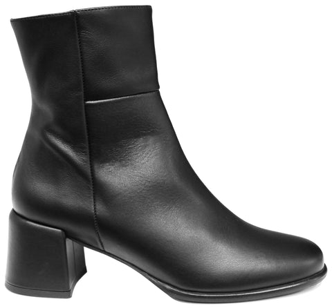 scarpe donna di tendenza tronchetti neri a punta rotonda in vera pelle marchio angel alarcon 25567 stivaletti eleganti con tacco medio largo e comodo e cerniera laterale calzature artigianali online con negozio a civitanova marche collezione moda spedizioni in tutta Italia pagamento alla consegna