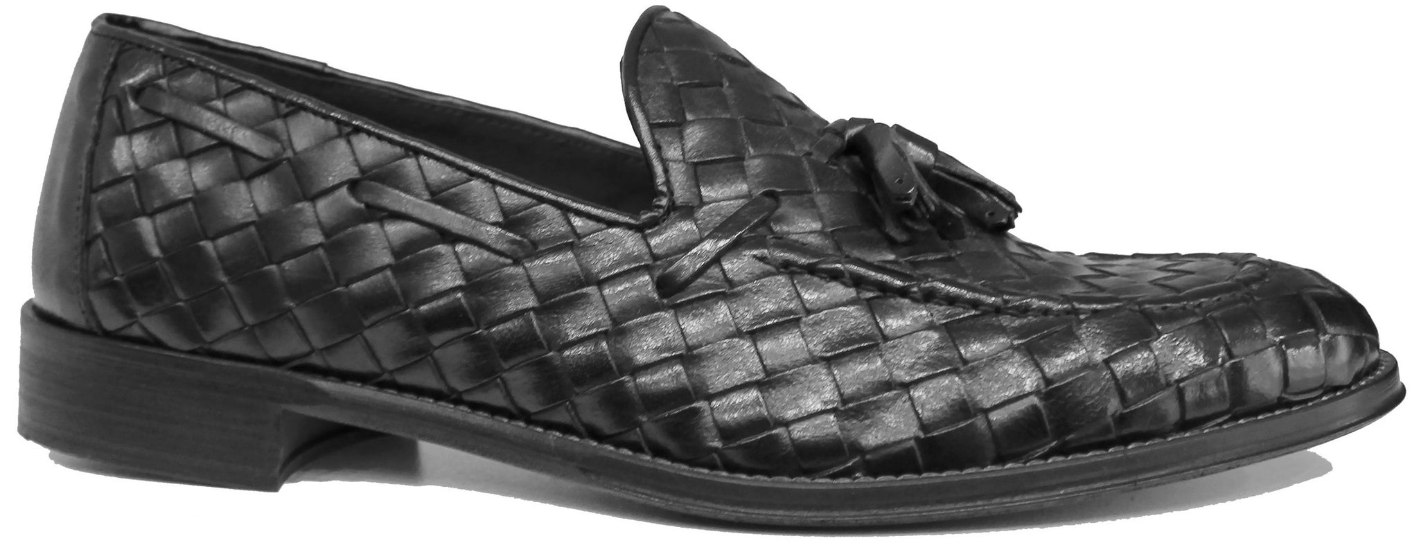 scarpe eleganti classiche uomo di tendenza modello mocassino con nappine per cerimonia in vera pelle intrecciata nera con suola in vero cuoio cucita articolo guido ferri articolo 6488 calzature artigianali online 100% made in italy fatte a mano negozio a civitanova marche spedizioni in tutta Italia pagamento alla consegna