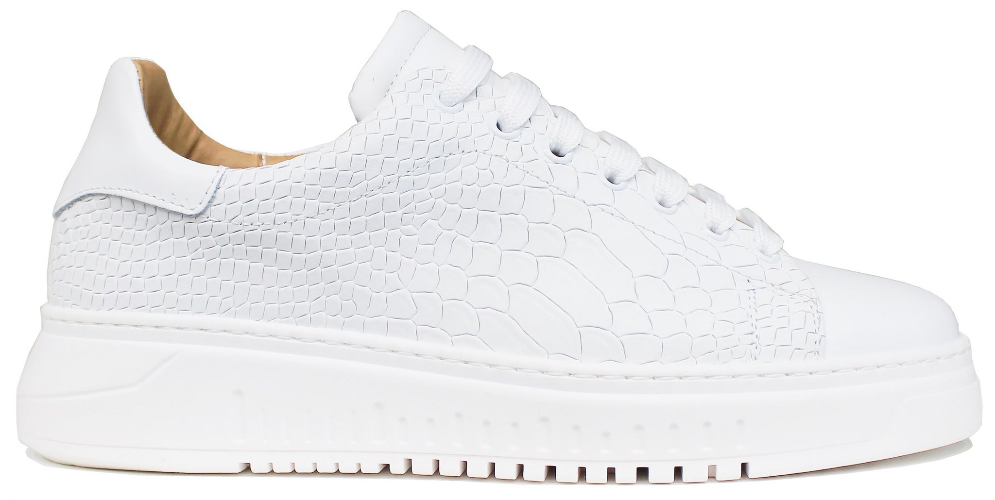 scarpe uomo tendenza sneaker basse casual eleganti sportive in vera pelle bianca squamata cocco con tallone e punta lisci suola alta rialzata articolo AR52-M calzature artigianali online 100% made in italy negozio a civitanova marche collezione moda soletta morbida estraibile per plantare spedizioni in tutta italia pagamento alla consegna 