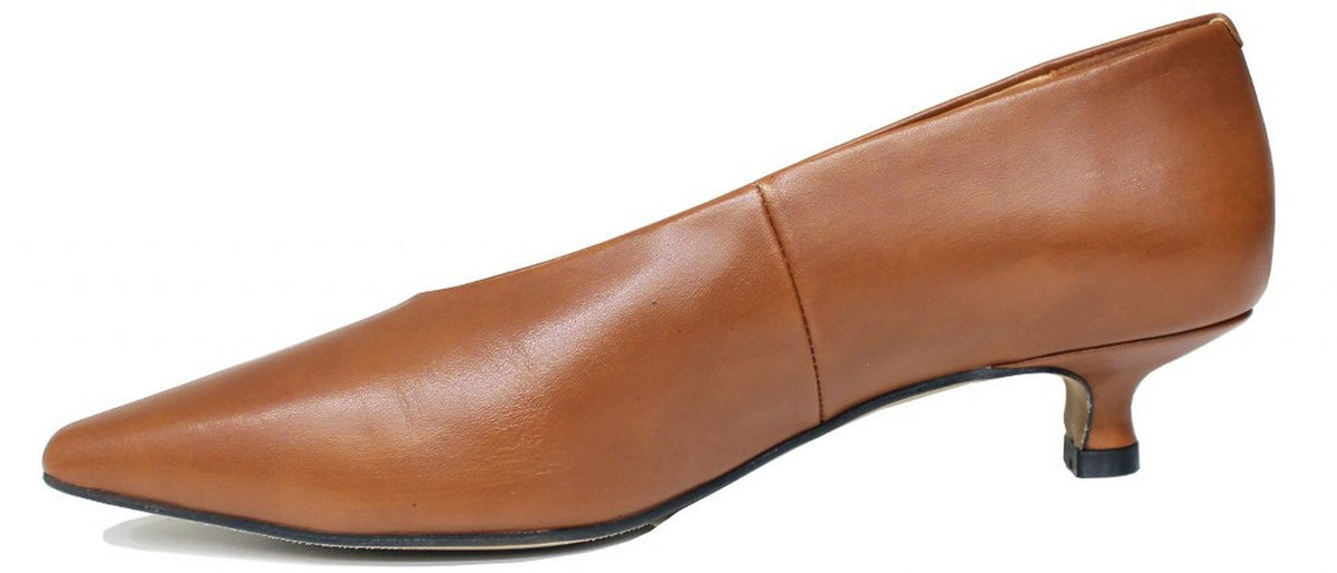 vista laterale decoltè donna color cuoio a punta in vera pelle, tacco kitten basso comodo, modello ANGEL ALARCON 26524, scarpe artigianali con negozio a Civitanova Marche