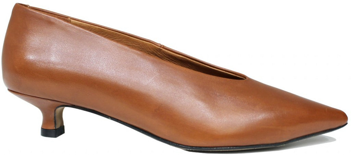 Decoltè donna color cuoio a punta in vera pelle, tacco kitten basso comodo, modello ANGEL ALARCON 26524, scarpe artigianali con negozio a Civitanova Marche