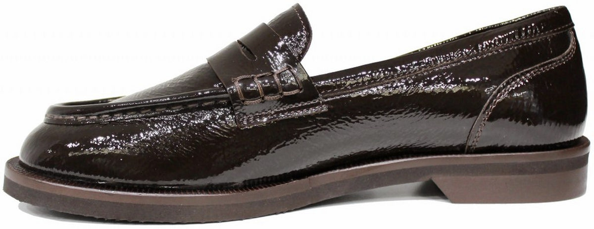 vista laterale mocassino donna marrone testa di moro stile college in vera pelle abrasivata lucida, punta rotonda grande, pianta larga, suola molto leggera, tacco basso comodo, modello ANIMA DW111, scarpe artigianali made in Italy con negozio a Civitanova Marche