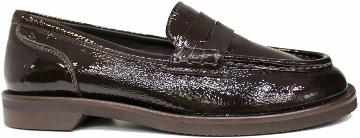 Mocassino donna marrone testa di moro stile college in vera pelle abrasivata lucida, punta rotonda grande, pianta larga, suola molto leggera, tacco basso comodo, modello ANIMA DW111, scarpe artigianali made in Italy con negozio a Civitanova Marche