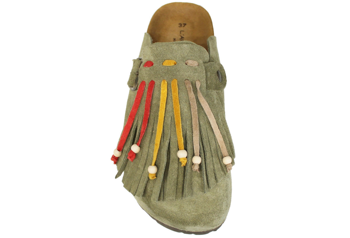 vista dall'alto sabot donna color verde salvia in camoscio vera pelle, punta rotonda, suola imbottita in memory tipo birkenstock, modello L'ARTIGIANO 1260-F698, calzature artigianali 100% Made in Italy