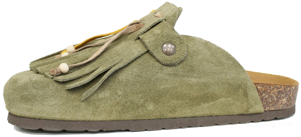 vista laterale sabot donna color verde salvia in camoscio vera pelle, punta rotonda, suola imbottita in memory tipo birkenstock, modello L'ARTIGIANO 1260-F698, calzature artigianali 100% Made in Italy