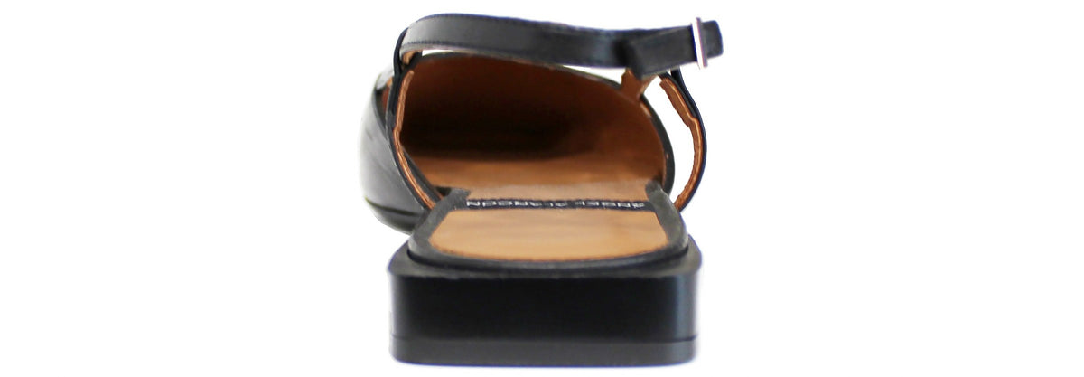 vista dietro slingback donna basse nere in vera pelle, scarpe stile chanel aperte dietro con punta quadrata molto ampia, suola leggera, tacco basso, modello Angel Alarcon 26007, calzature artigianali