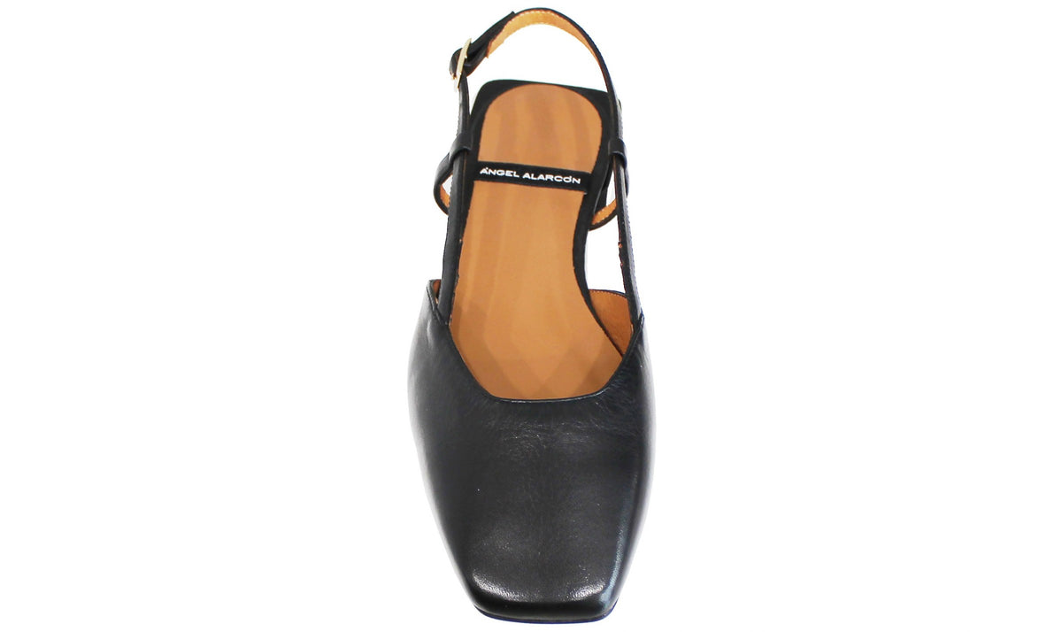 vista dall'alto slingback donna basse nere in vera pelle, scarpe stile chanel aperte dietro con punta quadrata molto ampia, suola leggera, tacco basso, modello Angel Alarcon 26007, calzature artigianali