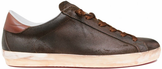 Sneaker uomo marrone testa di moro in vera pelle invecchiata con tallone e dettagli color cuoio, suola bassa stile golden goose, modello GLOVE, scarpe artigianali Made in Italy con negozio a Civitanova