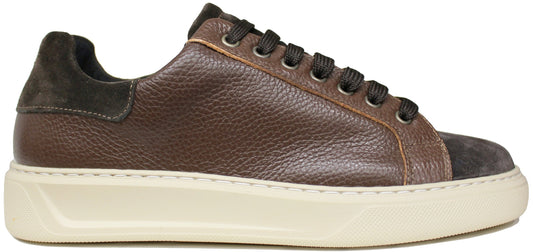 Sneaker uomo marrone testa di moro in vera pelle martellata con punta e tallone in camoscio, suola in EVA super leggera di colore beige alta e rialzata, modello BT-102, scarpe artigianali Made in Italy con negozio a Civitanova
