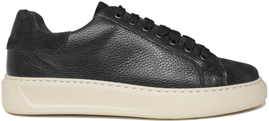 Sneaker uomo nera in vera pelle martellata con punta e tallone in camoscio, suola in EVA super leggera di colore beige alta e rialzata, modello BT-102, scarpe artigianali Made in Italy con negozio a Civitanova