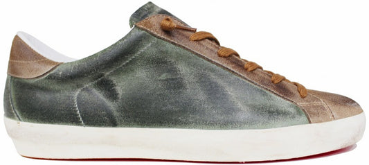 Sneaker uomo verde in vera pelle invecchiata con tallone linguetta e punta di color marrone, suola bassa stile golden goose, modello GLOVE, scarpe artigianali Made in Italy con negozio a Civitanova