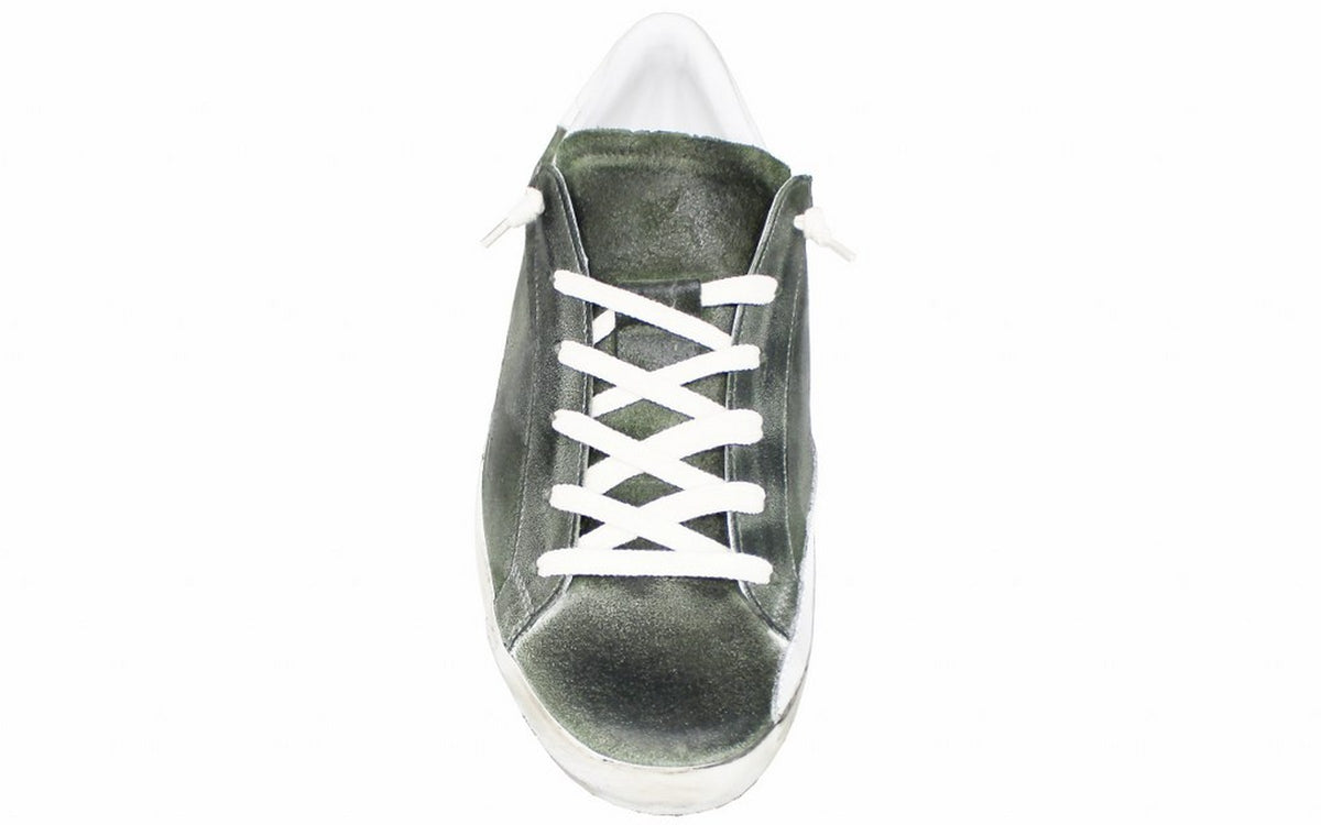 vista dall'alto sneaker uomo verde in vera pelle invecchiata con tallone e dettagli di color bianco, suola bassa stile golden goose, modello GLOVE, scarpe artigianali Made in Italy con negozio a Civitanova
