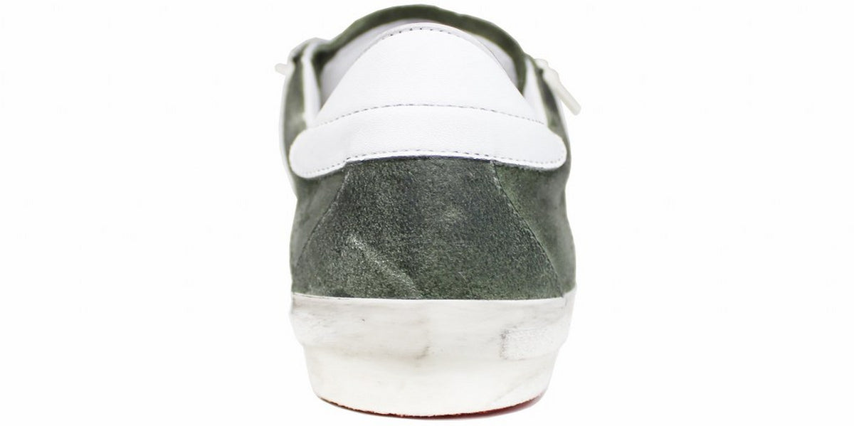 vista dietro sneaker uomo verde in vera pelle invecchiata con tallone e dettagli di color bianco, suola bassa stile golden goose, modello GLOVE, scarpe artigianali Made in Italy con negozio a Civitanova