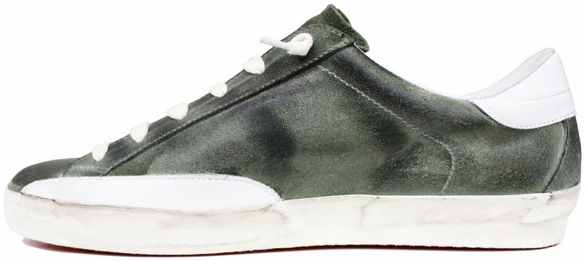 vista laterale sneaker uomo verde in vera pelle invecchiata con tallone e dettagli di color bianco, suola bassa stile golden goose, modello GLOVE, scarpe artigianali Made in Italy con negozio a Civitanova