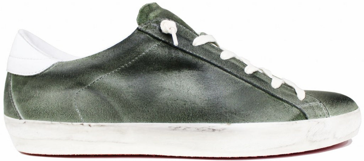 Sneaker uomo verde in vera pelle invecchiata con tallone e dettagli di color bianco, suola bassa stile golden goose, modello GLOVE, scarpe artigianali Made in Italy con negozio a Civitanova