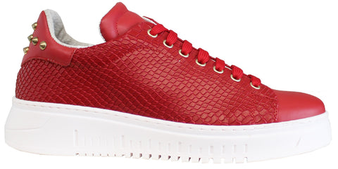 Sneaker uomo eleganti articolo AR54 in pelle rossa squamata tipo coccodrillo con borchie dorate nella parte posteriore della scarpa con suola alta rialzata molto leggera in vera pelle e 100% made in italy scarpe con negozio a civitanova marche collezione moda platform di 4 cm 45 mm soletta morbida estraibile per plantare